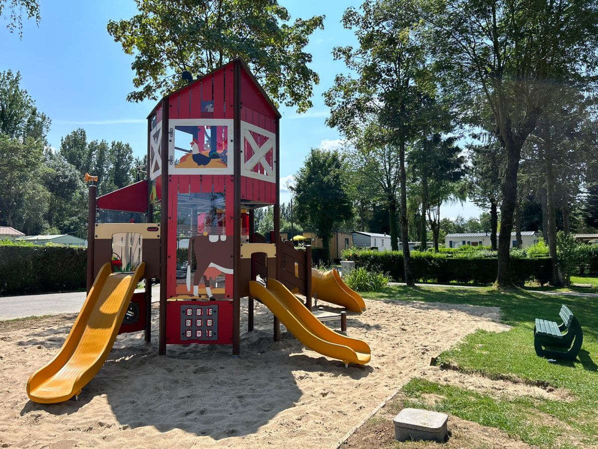 Camping avec aire de jeux pour enfants
